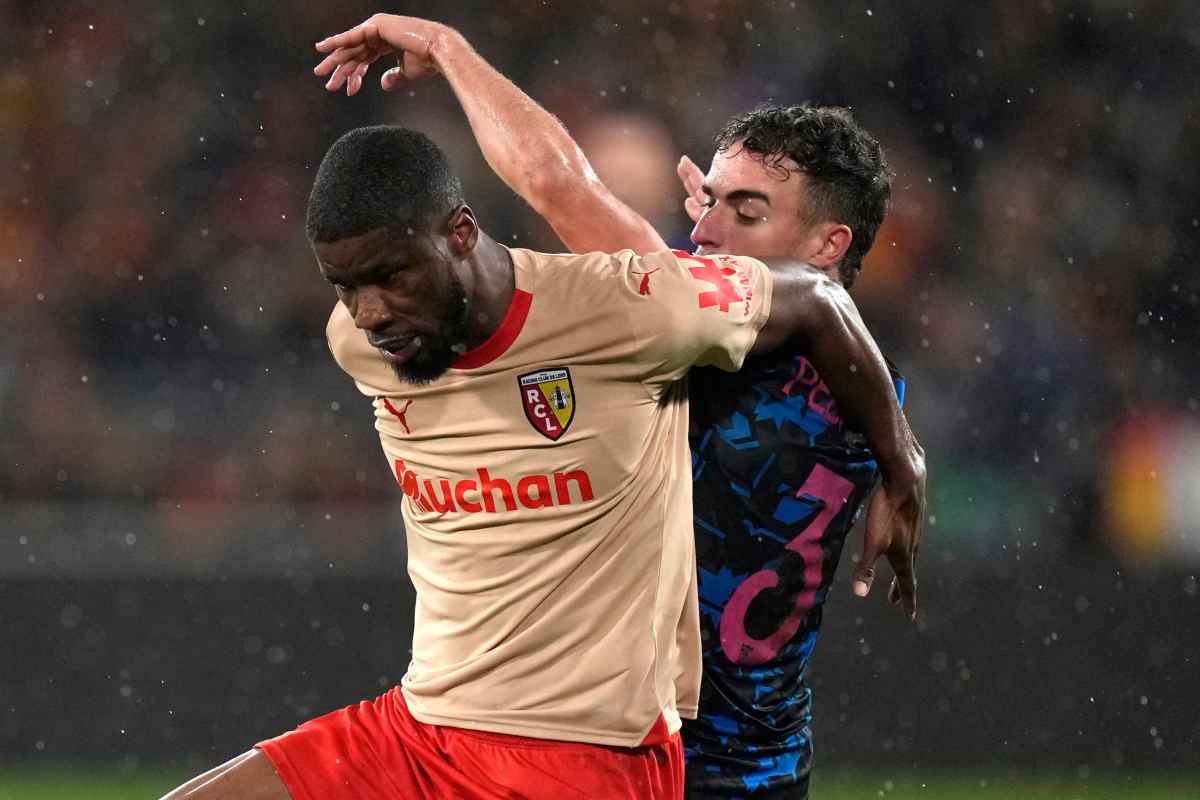 Danso in campo con la maglia del Lens