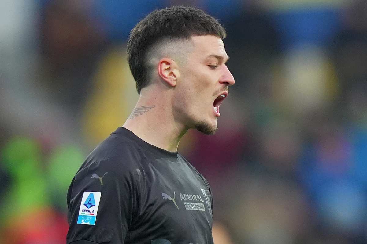 Dennis Man in campo con la maglia del Parma