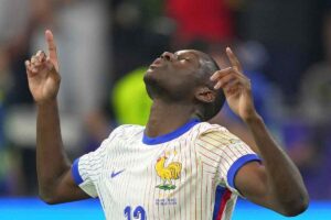 Kolo Muani esulta dopo il gol