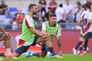 Pellegrini inginocchiato in campo